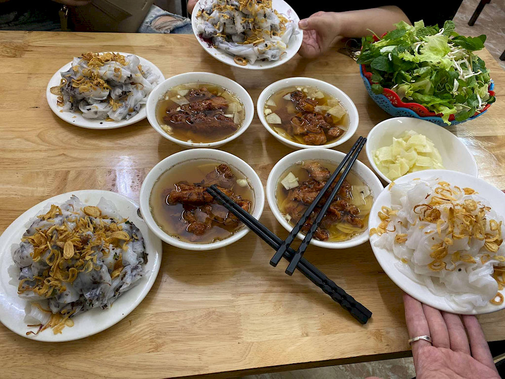 Bánh cuốn Phủ Lý cũng có thể ăn kèm với thịt nướng